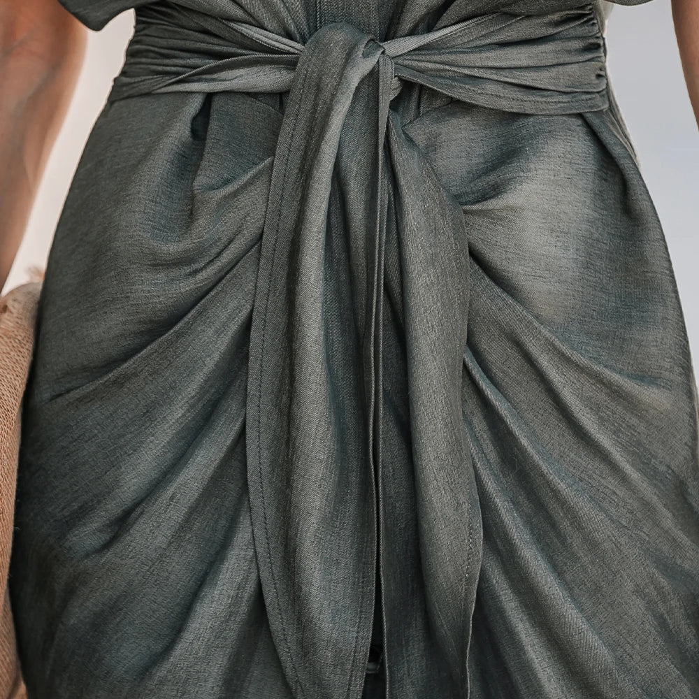 Vestido Bandeau Gris Anudado con Cinturón y Cuello Camisero