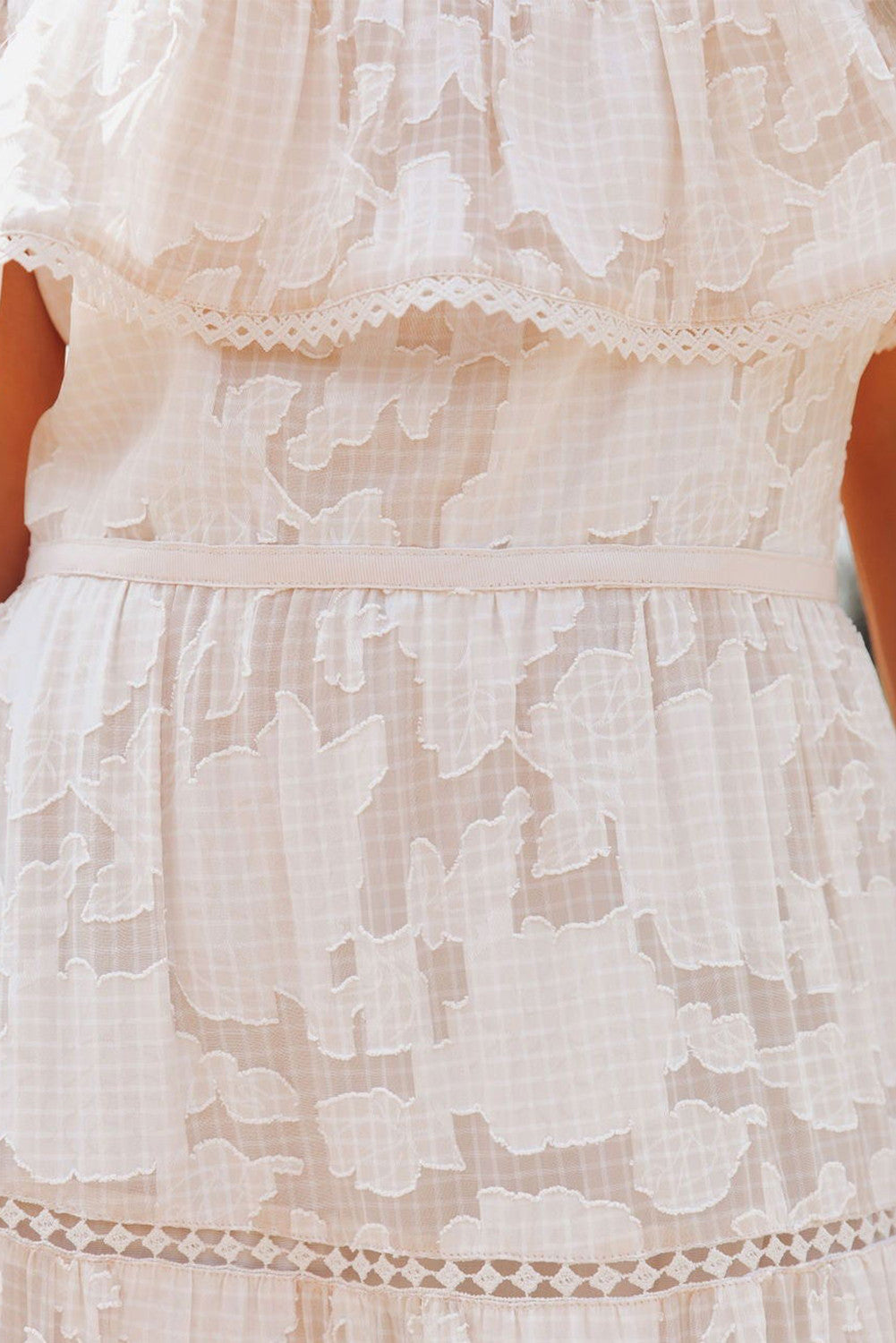 Vestido Bohemio Blanco con Volantes de Encaje y Hombros Descubiertos