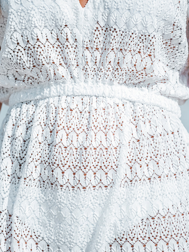 Vestido Corto de Encaje con Cuello en V de Manga Corta