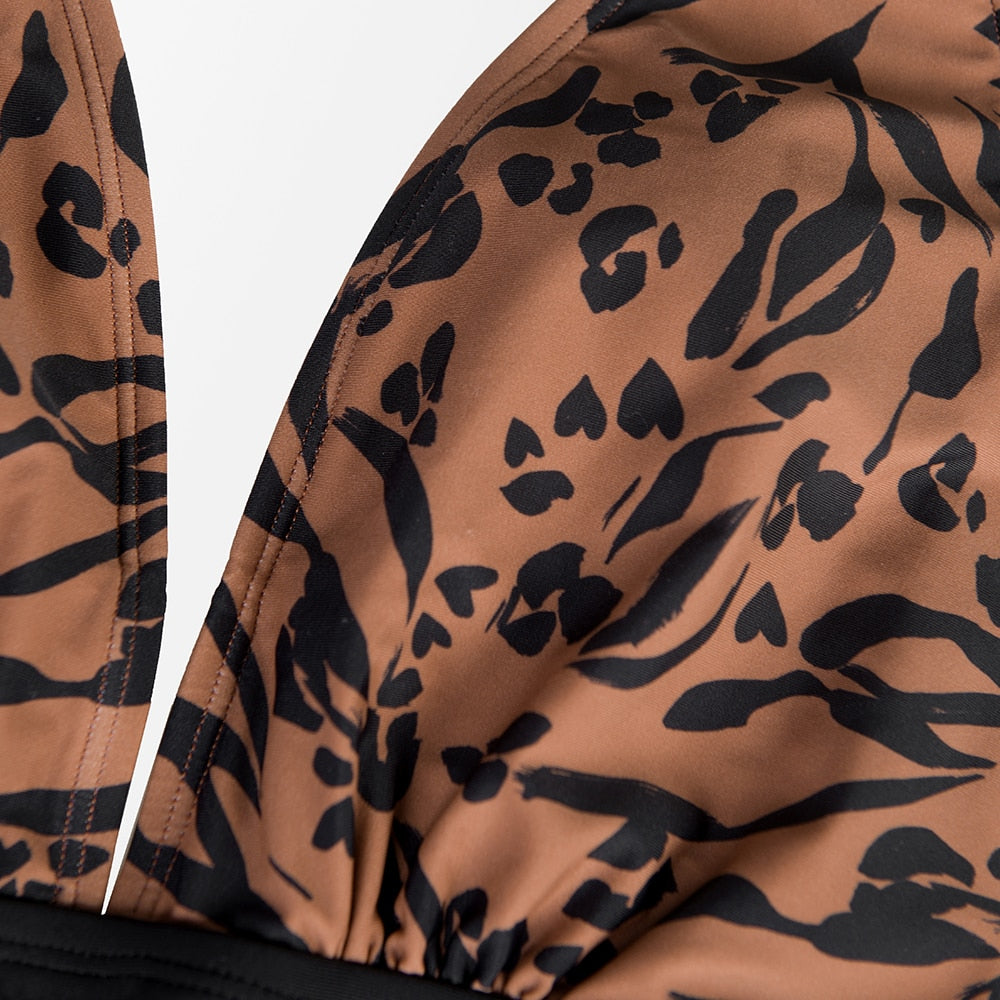 Traje de Baño con Espalda Cruzada y Aberturas de Leopardo con Cinturón - Una Pieza