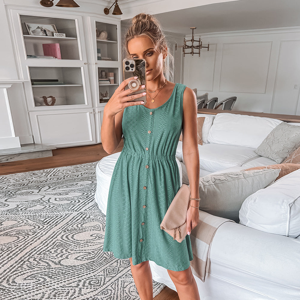 Vestido Corto Bordado con Botones y Cuello Redondo