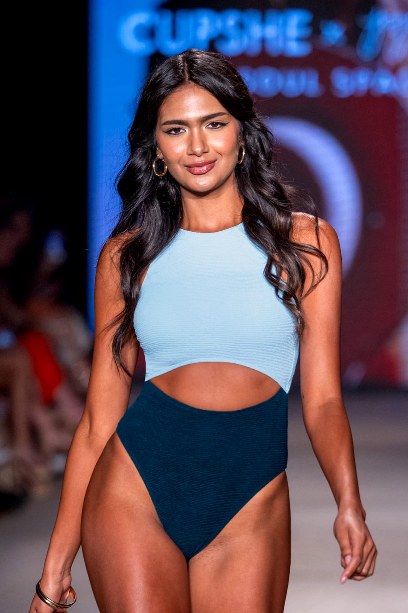 Traje de Baño con Cortes y Bloques de Color Sunstone de JoJo - Una Pieza