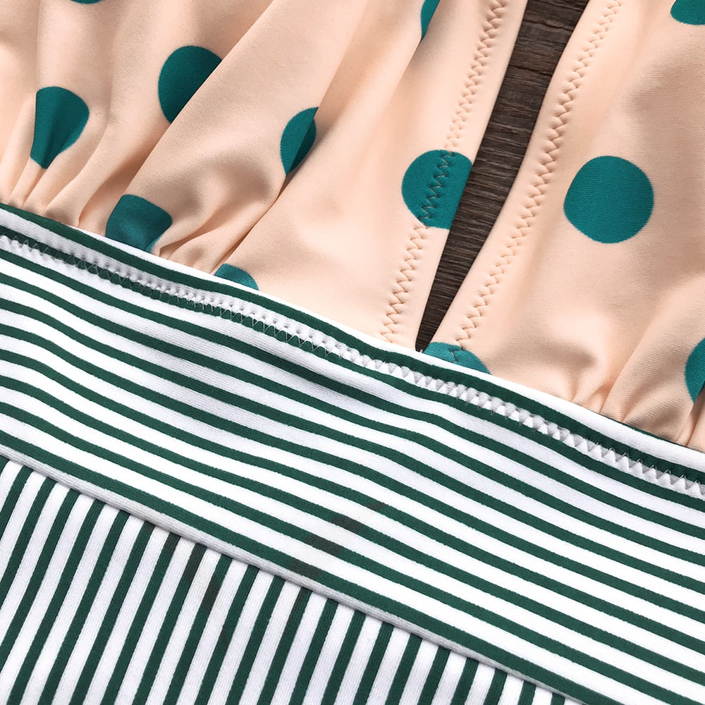 Traje de Baño a Rayas y Puntos con Escote Halter - Una Pieza