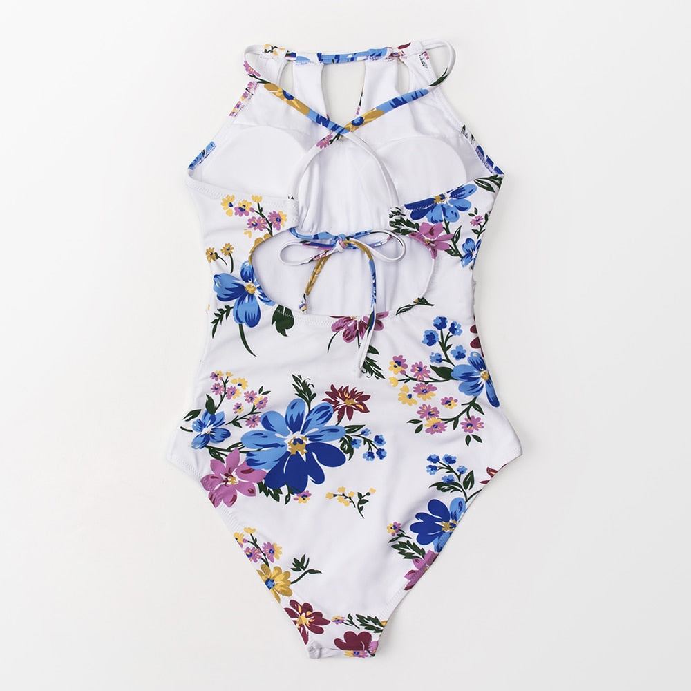Traje de Baño Blanco con Cuello Halter y Recorte Floral - Una Pieza